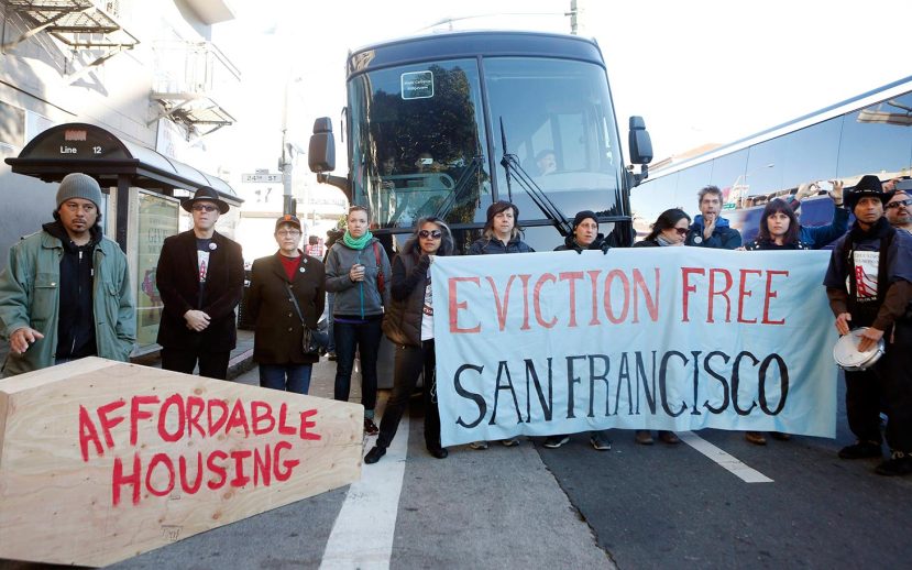 Protesters block a bus full of Apple employees during a protest against rising costs of living in San Francisco, California, December 20, 2013. REUTERS/Beck Diefenbach (UNITED STATES - Tags: POLITICS BUSINESS EMPLOYMENT CIVIL UNREST)